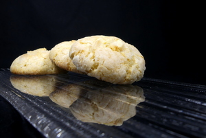 Cream and almond cookies 