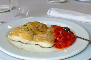 Merluza a la plancha con pimientos rojos