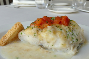 Hake in white wine sauce with concassé tomato