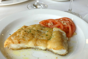 Abadejo a la plancha con ensalada de tomate con ajo