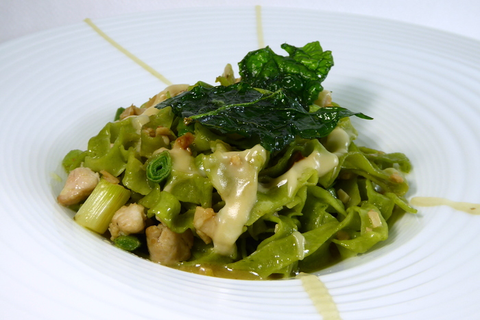 Pasta fresca de espinacas con mollejas de cordero, hongos y ajos tiernos