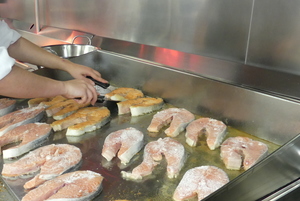 Salmón a la plancha con pimiento y cebolla