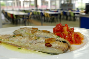 Grilled horse mackerel with red peppers and onions stew