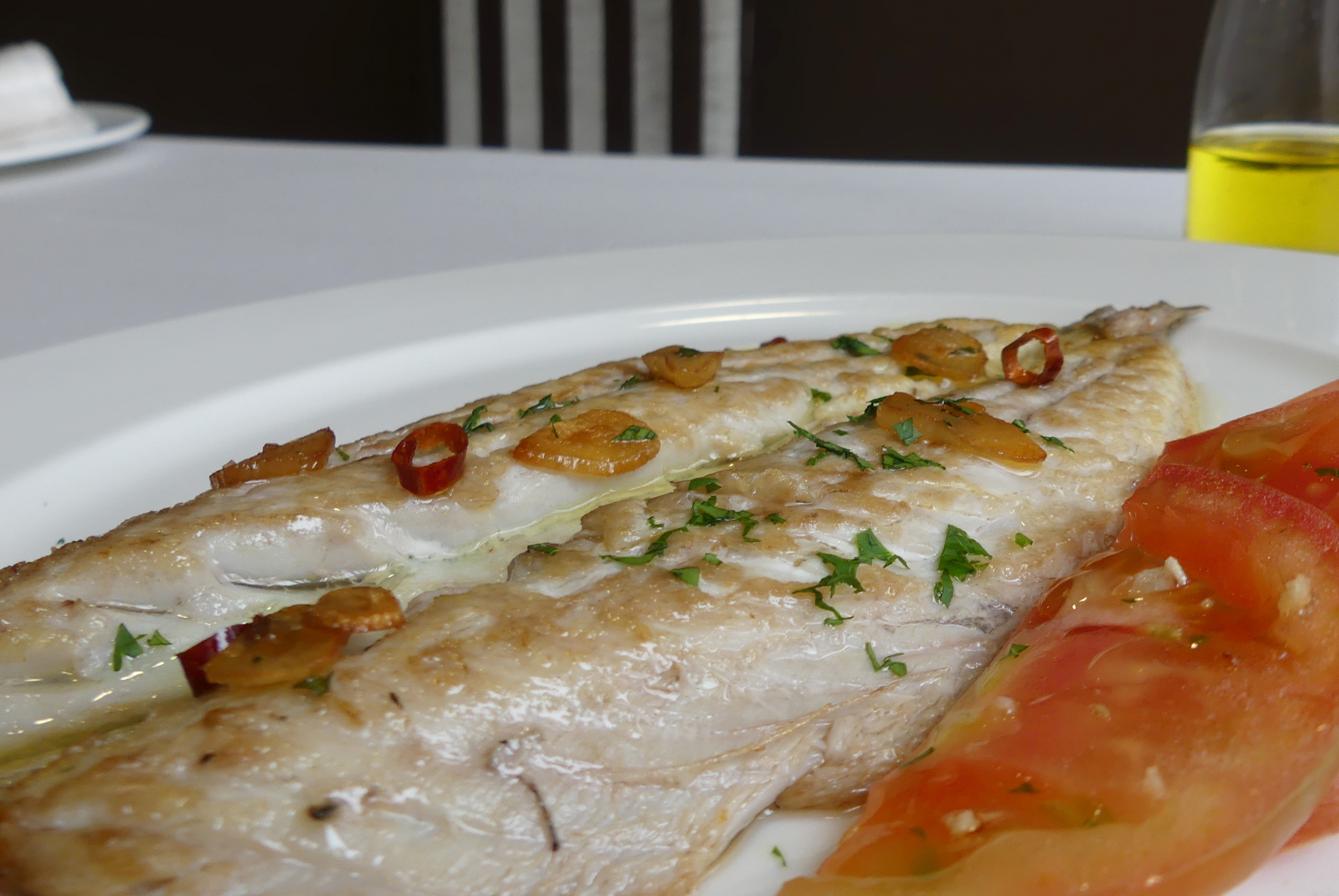 la plancha con ensalada de tomate con ajo - Gastronomía Escuela de Hostelería Leioa