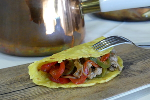 Tacos de carne de cerdo asada con cebolla y pimientos