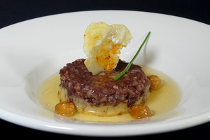 Timbal de morcilla, patata escalivada y garbanzo  