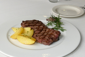 Entrecote a la parrilla con patatas gajo