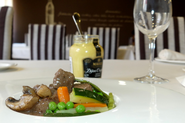 Ragout de ternera a la mostaza con verduras en bastones