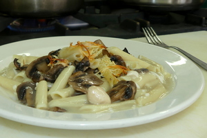 Macaroni with chicken and mushrooms