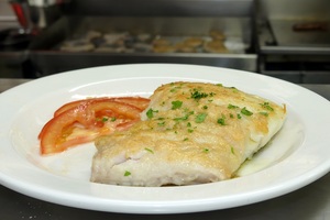 Merluza a la plancha con ensalada de tomate con ajo