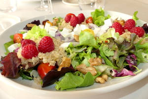 Ensalada de quinoa, frambuesas y nueces