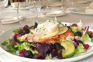 Ensalada de bacalao y langostinos