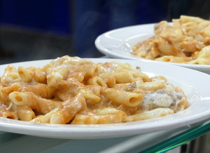 Macarrones con tomate y besamel