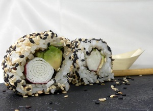 Sushi uramaki de chatka, aguacate y pepino