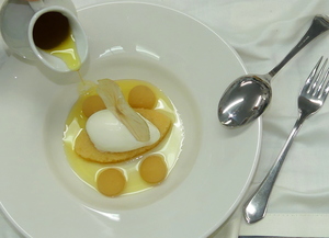 Sopa fría de manzana con helado de queso de cabra