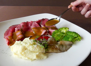 Roast-beef con puré de patata y verduras