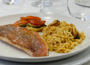 Cabracho a la plancha con fideuá marinero y montadito de verduras