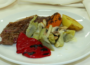 Entrecote a la plancha con alcachofas, champiñones, pimientos, patata  y boniato al horno