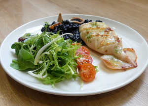 Chipirón a la plancha con risotto negro y ensalada