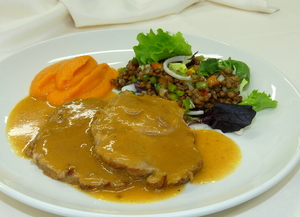 Braseado de cerdo con puré de calabaza y ensalada de lentejas