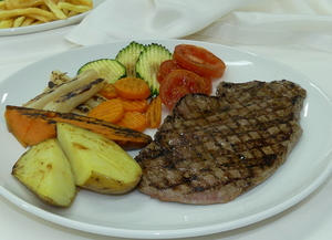 Filete a la plancha con parrillada de verduras y boniato y patata al horno