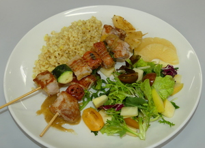 Brocheta de solomillo de cerdo con arroz integral al curry Thai y ensalada