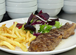 Entrecote a la plancha con ensalada, pimientos y patatas fritas