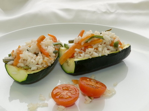 Calabacín relleno con arroz y verduras