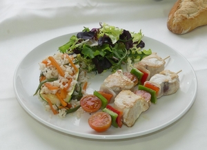 Tuna skewer with salad and courgette filled with rice and vegetables