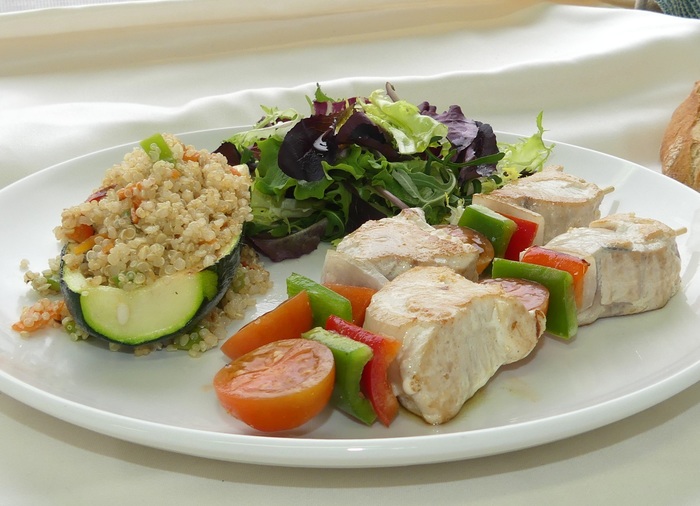 Tuna skewer with salad and courgette filled with quinoa and vegetables