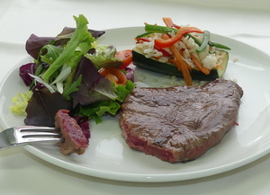 Griddled entrecôte with salad, rice, vegetables and stuffed courgette