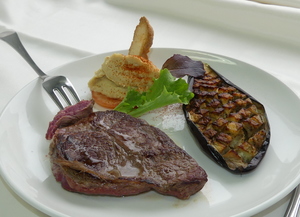 Entrecote a la plancha con ensalada, berenjena asada y hummus