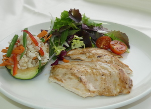 Filete de pechuga de pollo con ensalada y calabacin relleno con arroz y verduras