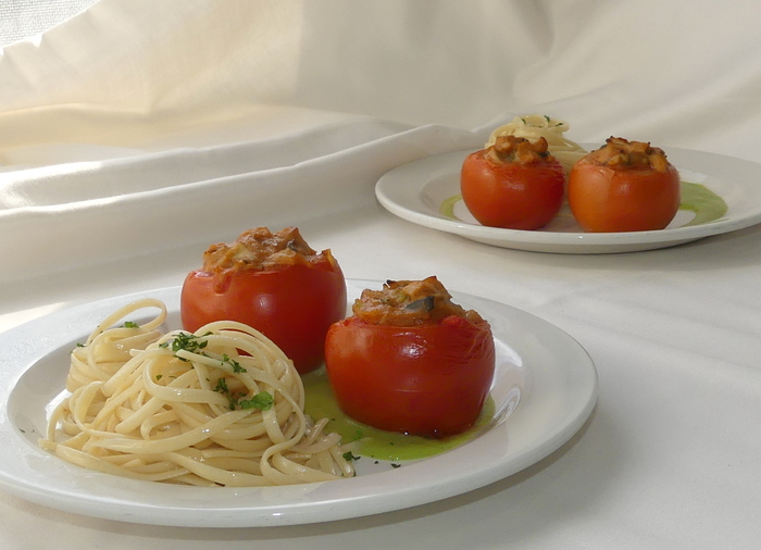 Textured soya and pisto stuffed tomatoes with creamed peas and pasta