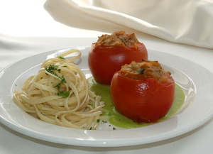 Tomates rellenos de soja texturizada y pisto con crema de guisantes y pasta