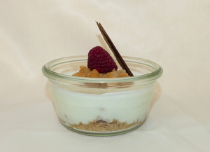 Yogurt con crumble y salteado de pera