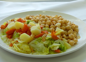 Garbanzos con berza, patata, zanahoria y refrito