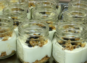 Crema de yogur con crumble, ciruelas y nueces