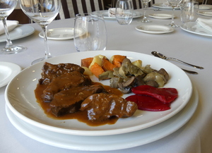 Carrilleras de añojo estofadas al Pedro Ximénez con alcachofas, champiñones, pimientos, patata y boniato al horno