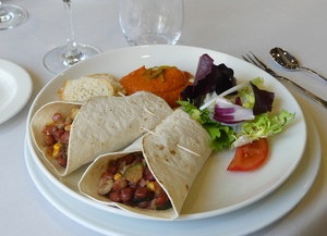 Fajitas de chili vegano con ensalada y hummus de pimiento rojo