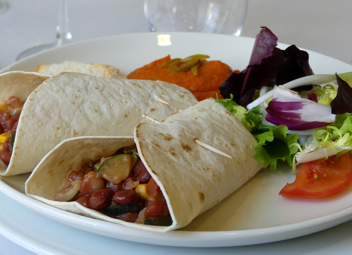Begano txile-fajita entsaladarekin eta piper gorri hummusarekin