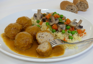 Albóndigas de pollo con cuscús y hortalizas