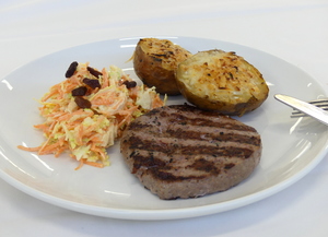 Hamburguesa de ternera con patata asada gratinada y ensalada de col, zanahoria y manzana. 