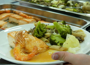 Salmón plancha con langostino, brécol, coliflor y macarrones integrales.