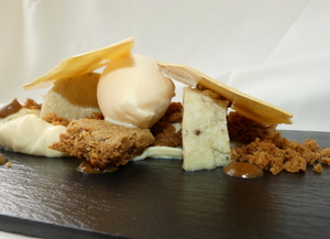 Sorbete de mango, pastel de sémola, galleta de té Chai y chocolate blanco