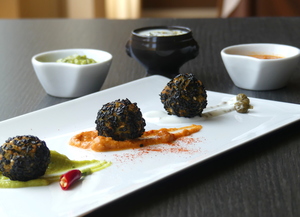 Falafel de sésamo negro y gusanos