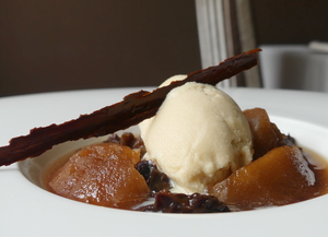 Manzana reineta en compota con helado de Baileys