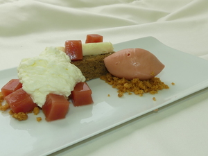 Pan de elote, sorbete de guayaba y espuma de queso San Simón