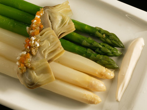 Ensalada de espárragos blancos y trigueros con salsa armagnac